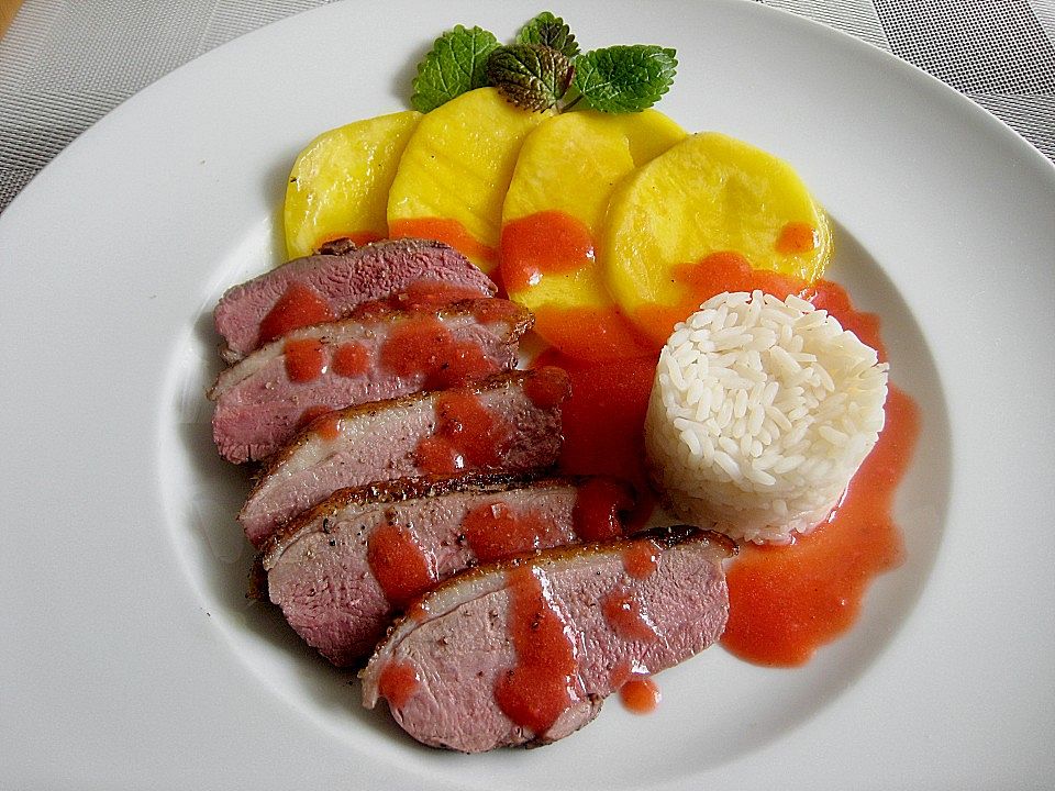 Entenbrusttranchen an gebratenen Mangoscheiben mit Erdbeer - Ingwer ...