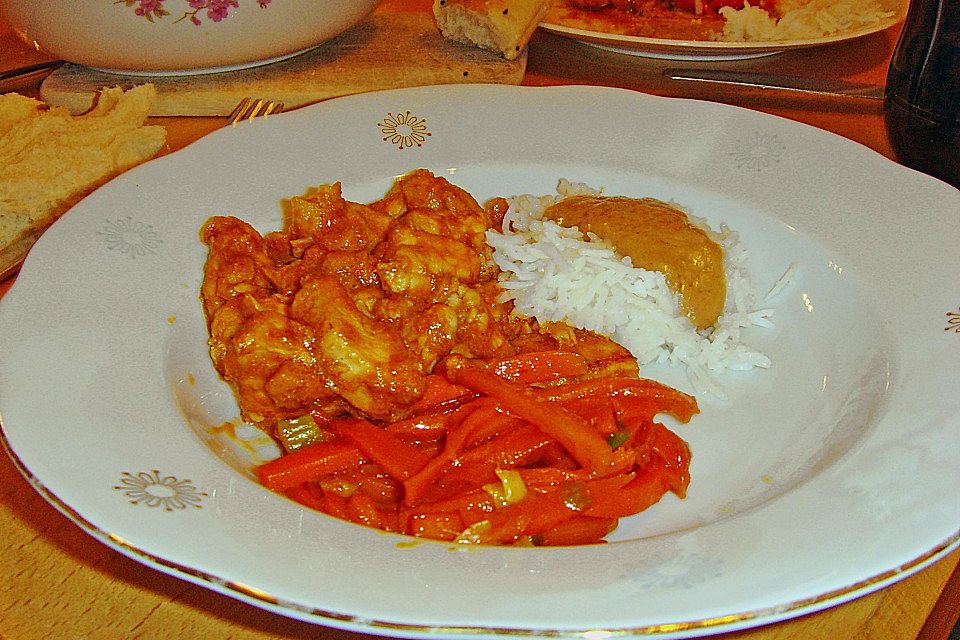 Mariniertes Thai - Curry - Hühnerfilet mit Erdnusssauce und karamellisierten Karottenstiften