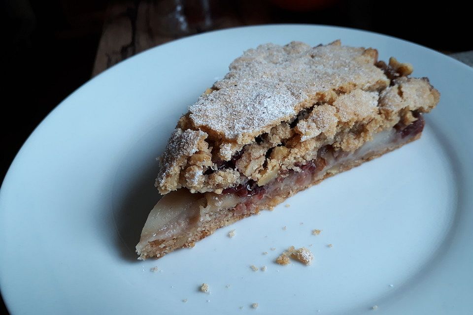 Gedeckter Birnenkuchen mit Walnüssen