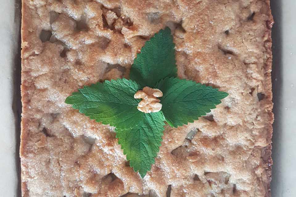 Gedeckter Birnenkuchen mit Walnüssen