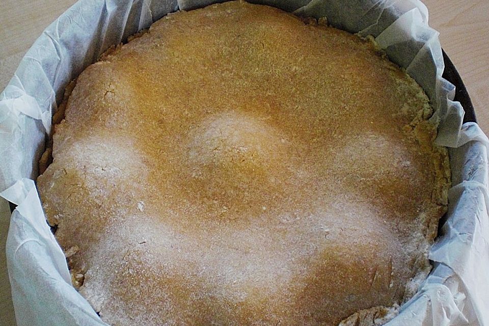 Gedeckter Birnenkuchen mit Walnüssen