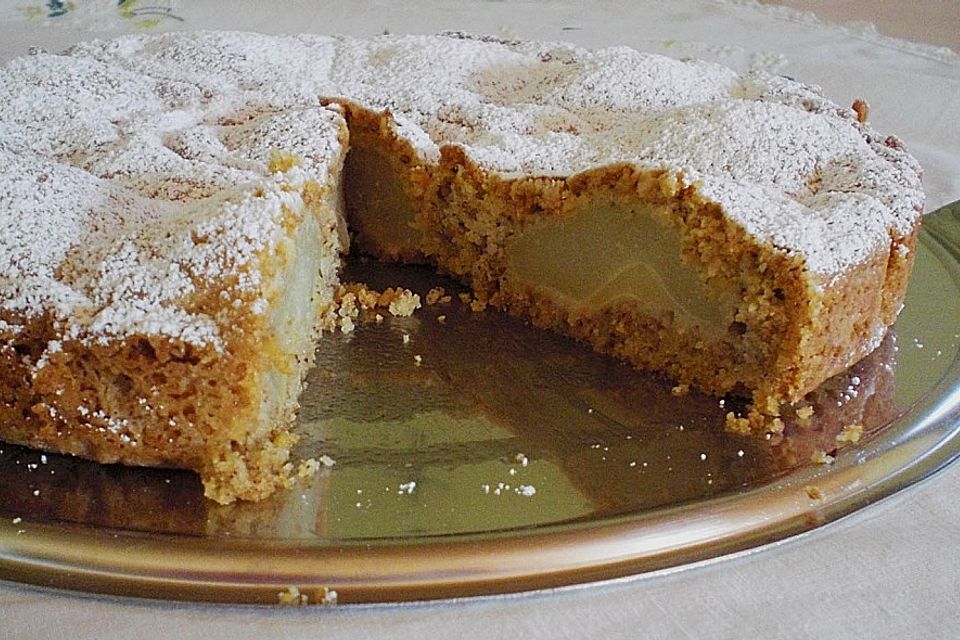 Gedeckter Birnenkuchen mit Walnüssen