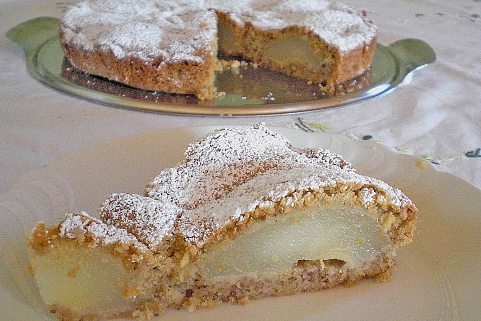 Gedeckter Birnenkuchen mit Walnüssen