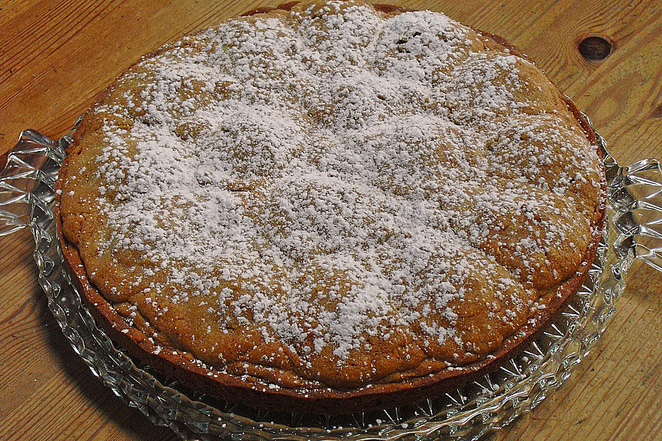 Gedeckter Birnenkuchen mit Walnüssen