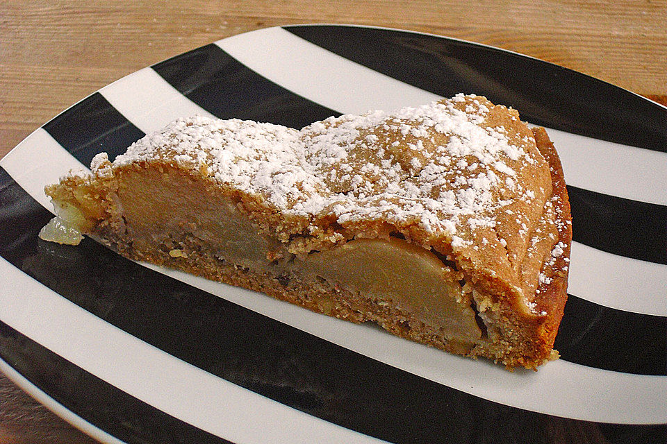 Gedeckter Birnenkuchen mit Walnüssen