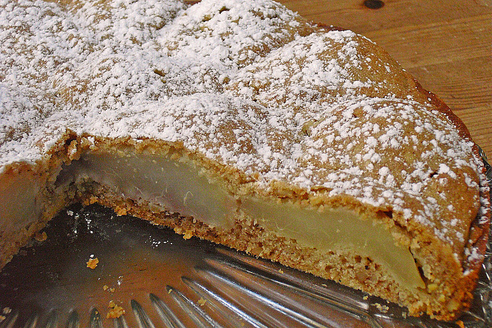 Gedeckter Birnenkuchen mit Walnüssen