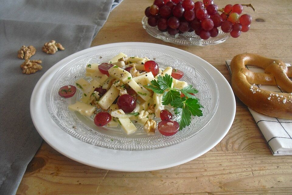 Käsesalat mit Trauben und Nüssen