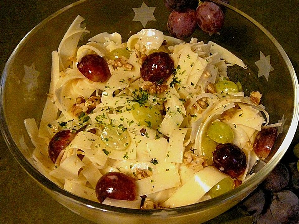 Käsesalat mit Trauben und Nüssen von schwobamädle | Chefkoch