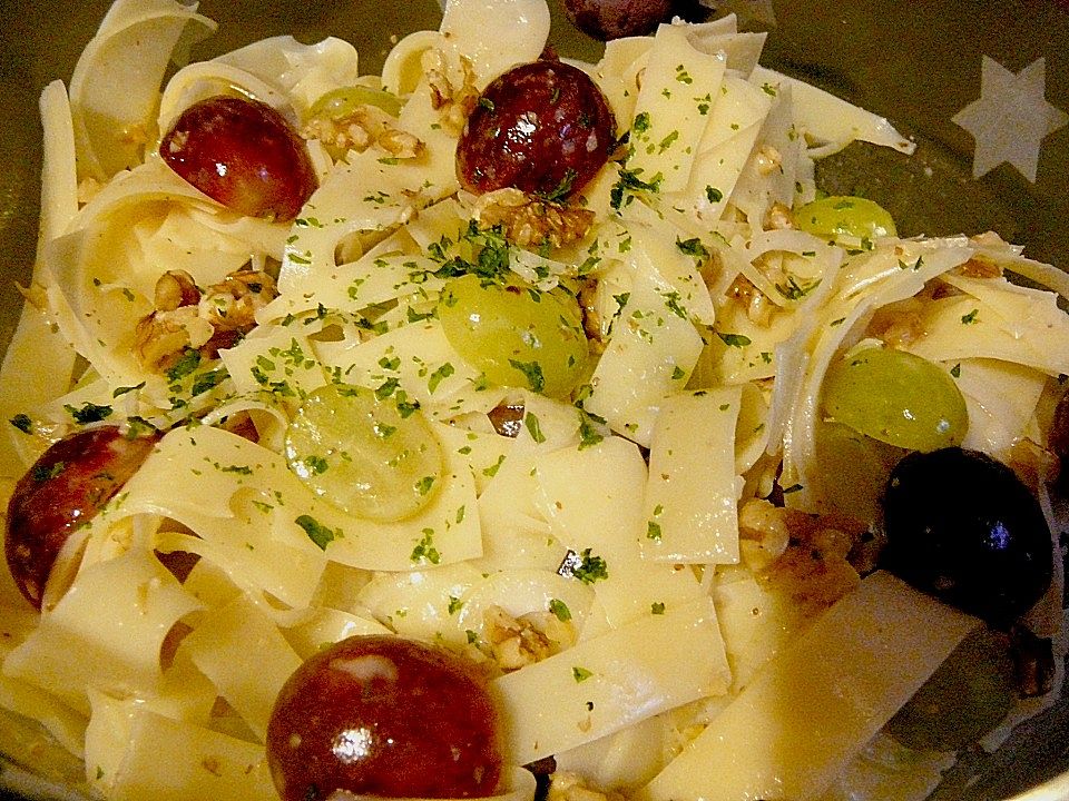 Käsesalat mit Trauben und Nüssen - Kochen Gut | kochengut.de
