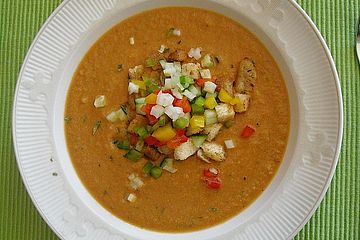 Gazpacho (kalte Gemüsesuppe) mit würzigen Croutons
