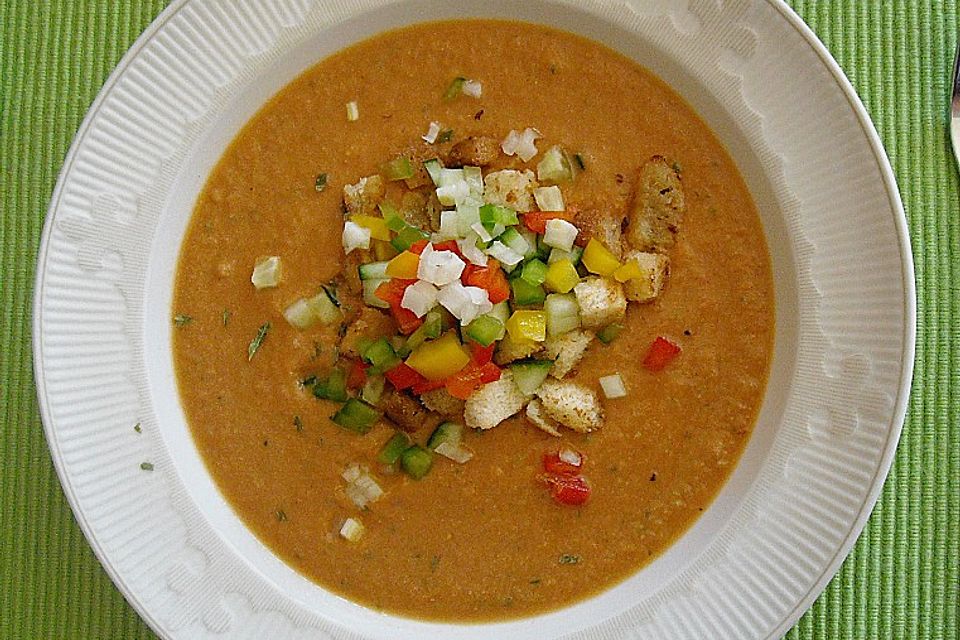 Gazpacho (kalte Gemüsesuppe) mit würzigen Croutons