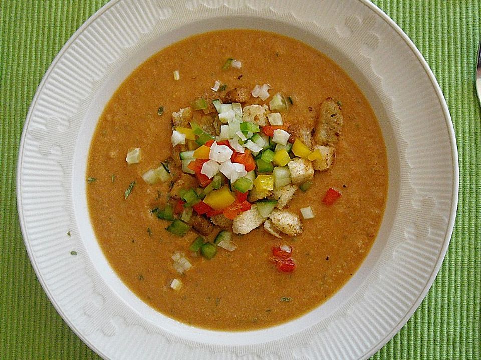 Gazpacho (kalte Gemüsesuppe) mit würzigen Croutons von JaLiSp| Chefkoch