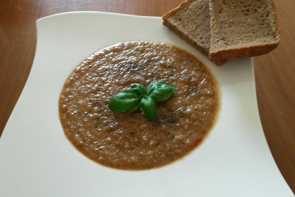 Gazpacho (kalte Gemüsesuppe) mit würzigen Croutons