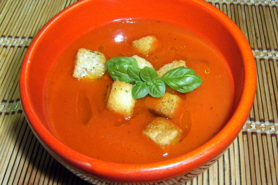 Gazpacho (kalte Gemüsesuppe) mit würzigen Croutons