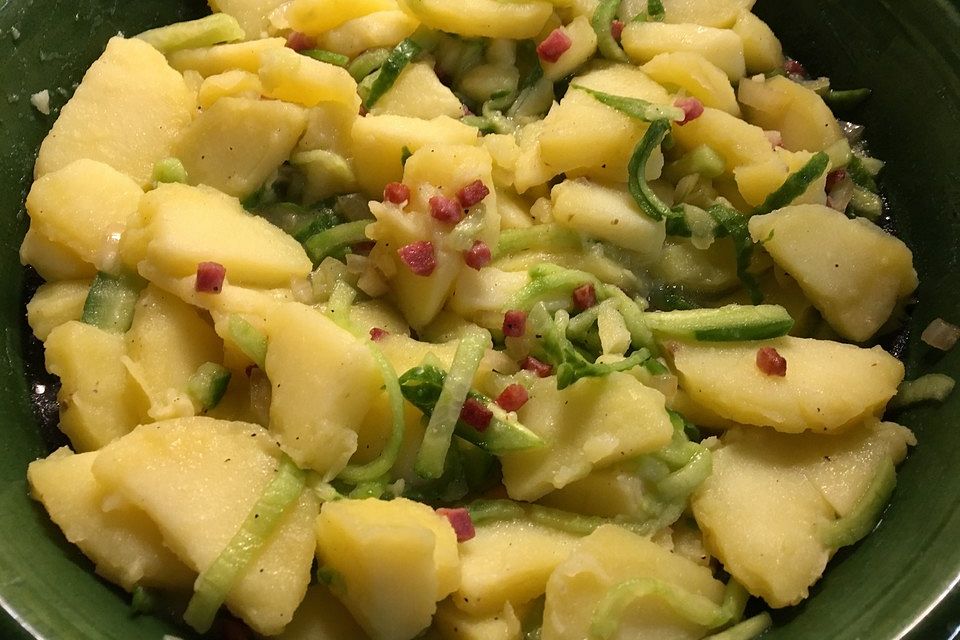 Kartoffelsalat mit Dörrfleisch und Gurke