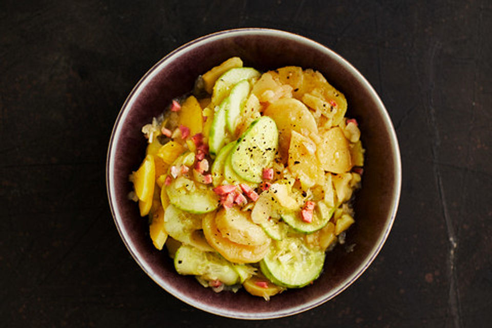 Kartoffelsalat mit Dörrfleisch und Gurke