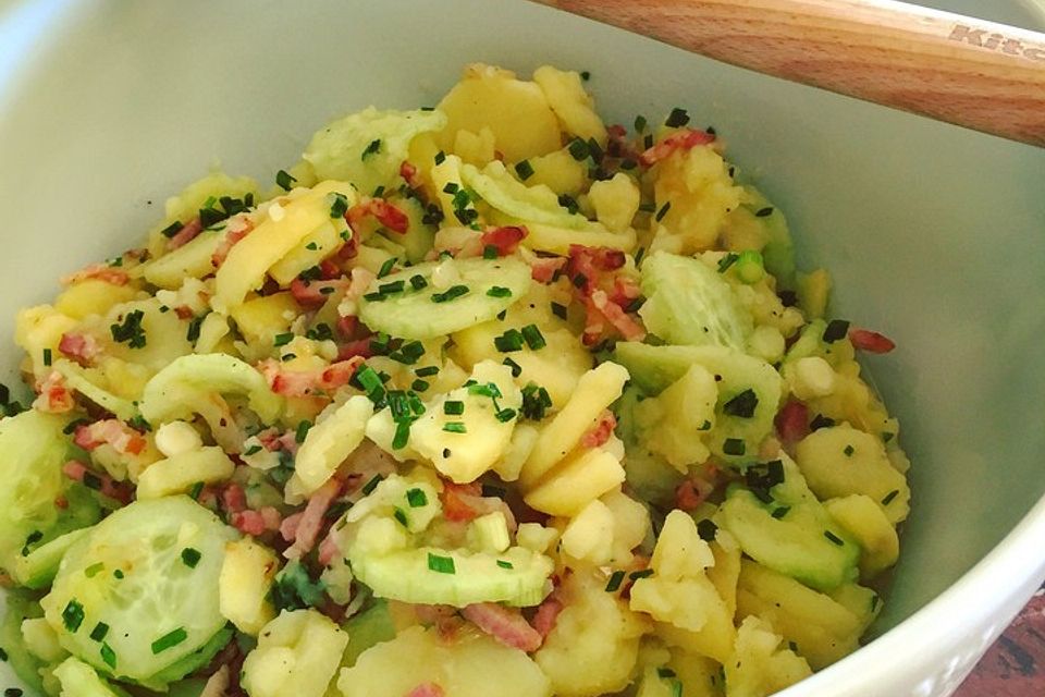 Kartoffelsalat mit Dörrfleisch und Gurke