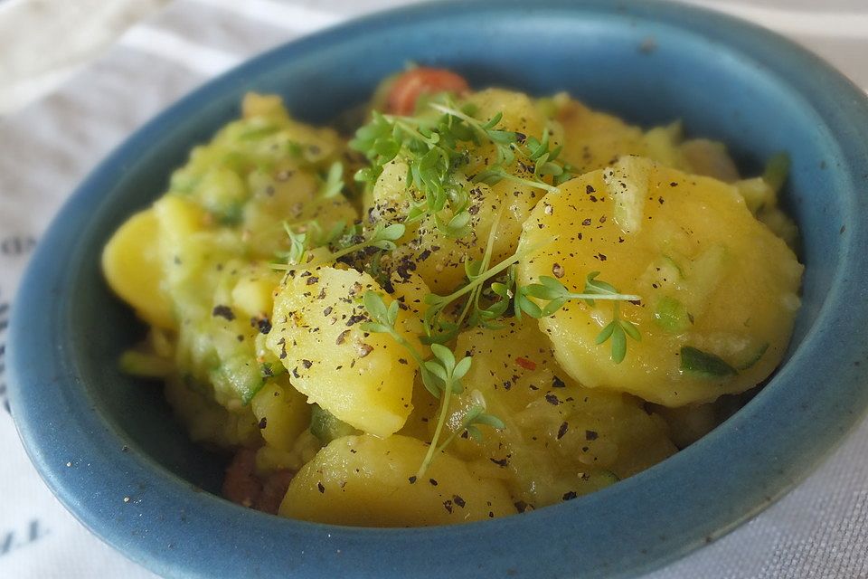 Kartoffelsalat mit Dörrfleisch und Gurke