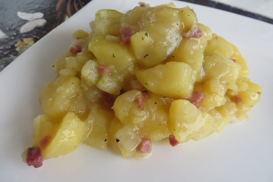 Kartoffelsalat mit Dörrfleisch und Gurke