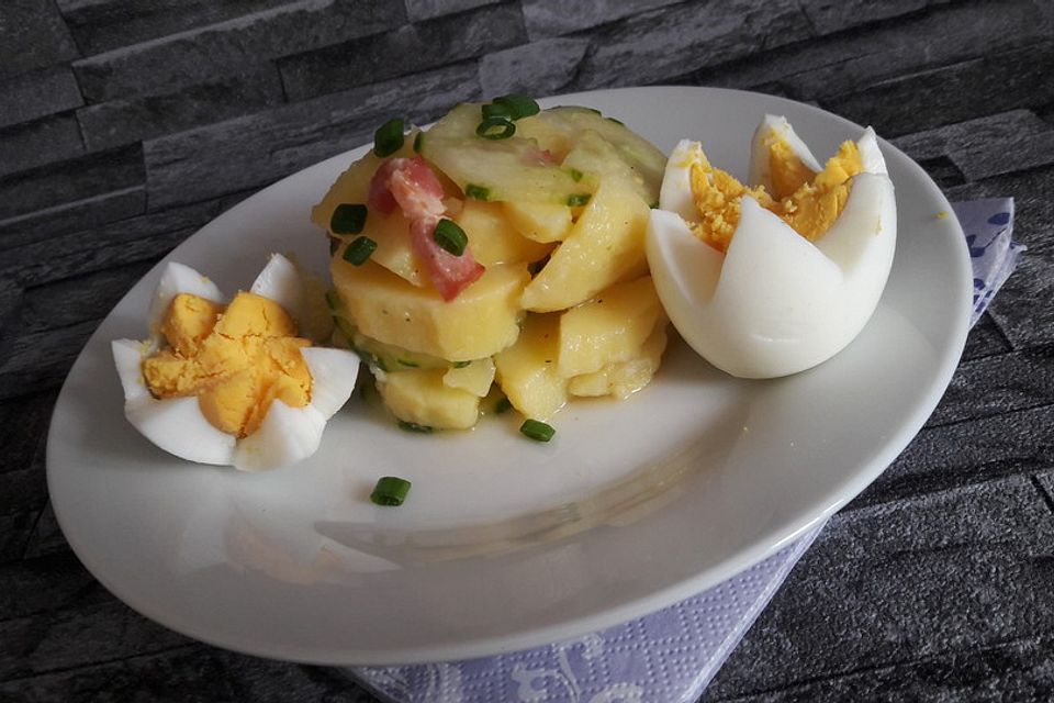 Kartoffelsalat mit Dörrfleisch und Gurke