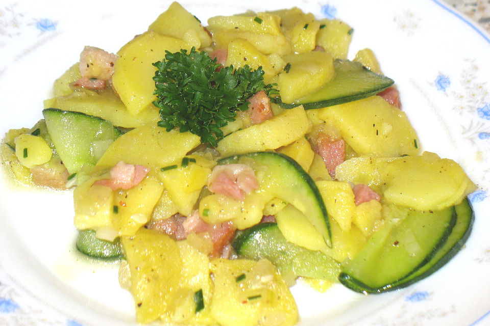 Kartoffelsalat mit Dörrfleisch und Gurke