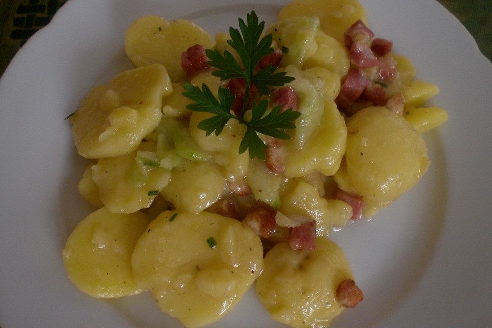 Kartoffelsalat mit Dörrfleisch und Gurke