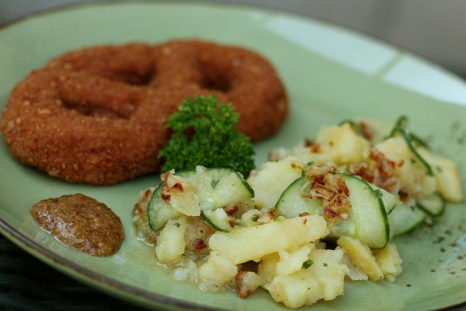 Kartoffelsalat mit Dörrfleisch und Gurke