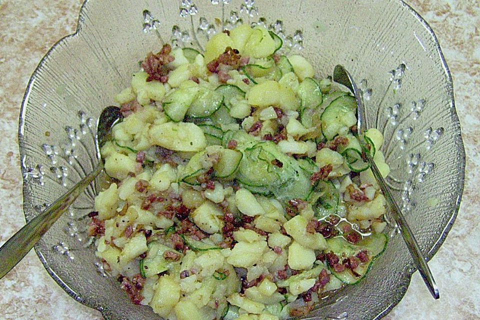 Kartoffelsalat mit Dörrfleisch und Gurke