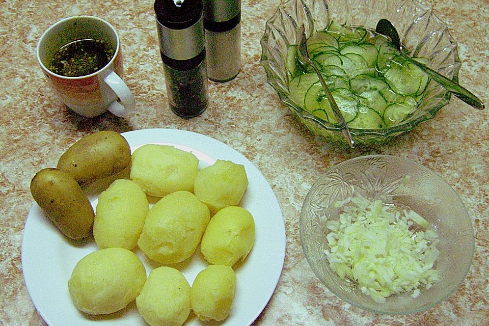 Kartoffelsalat mit Dörrfleisch und Gurke