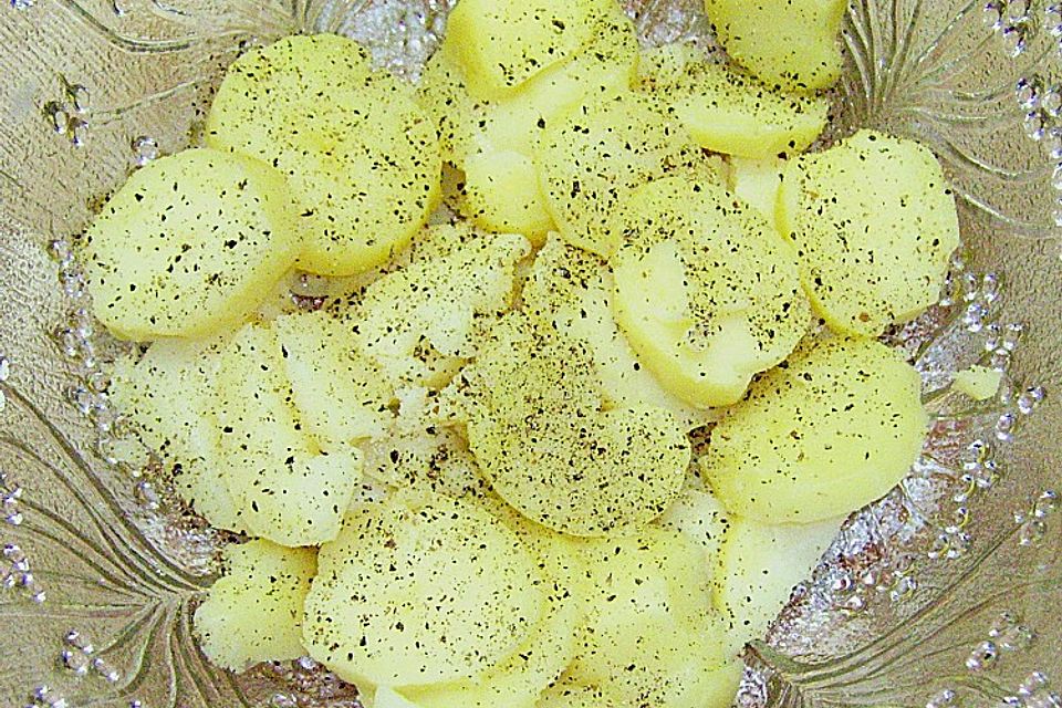 Kartoffelsalat mit Dörrfleisch und Gurke