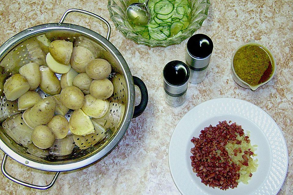 Kartoffelsalat mit Dörrfleisch und Gurke