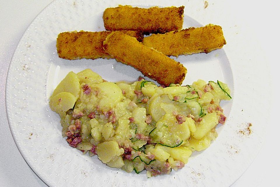 Kartoffelsalat mit Dörrfleisch und Gurke