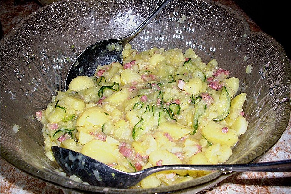 Kartoffelsalat mit Dörrfleisch und Gurke