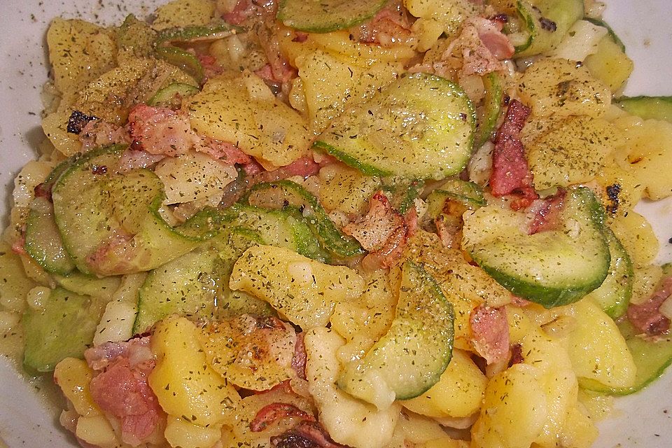 Kartoffelsalat mit Dörrfleisch und Gurke