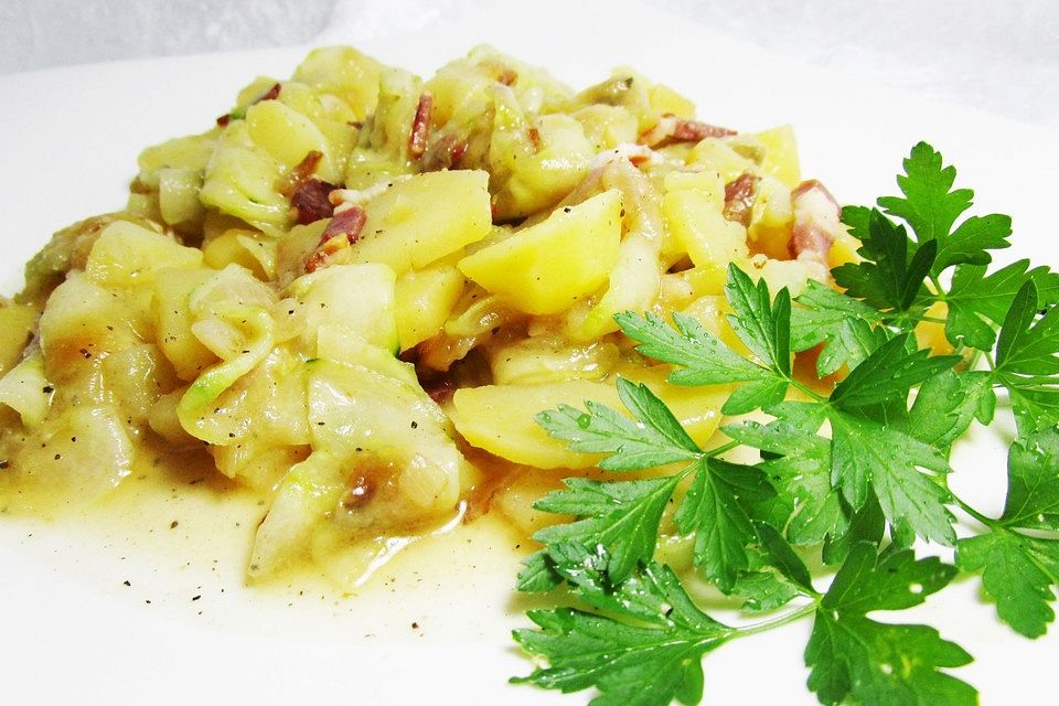 Kartoffelsalat mit Dörrfleisch und Gurke