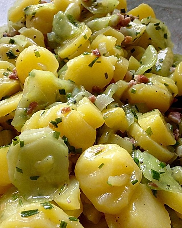 Kartoffelsalat mit Dörrfleisch und Gurke
