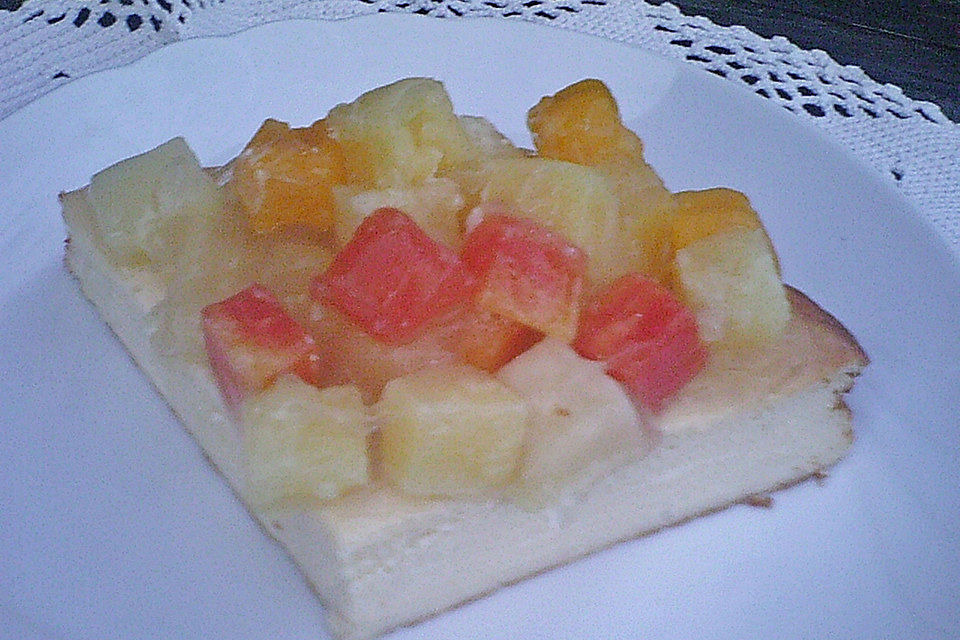 Käsekuchen mit Cocktailfrüchten