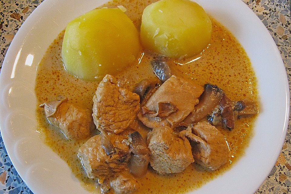 Putengulasch mit Pilzen