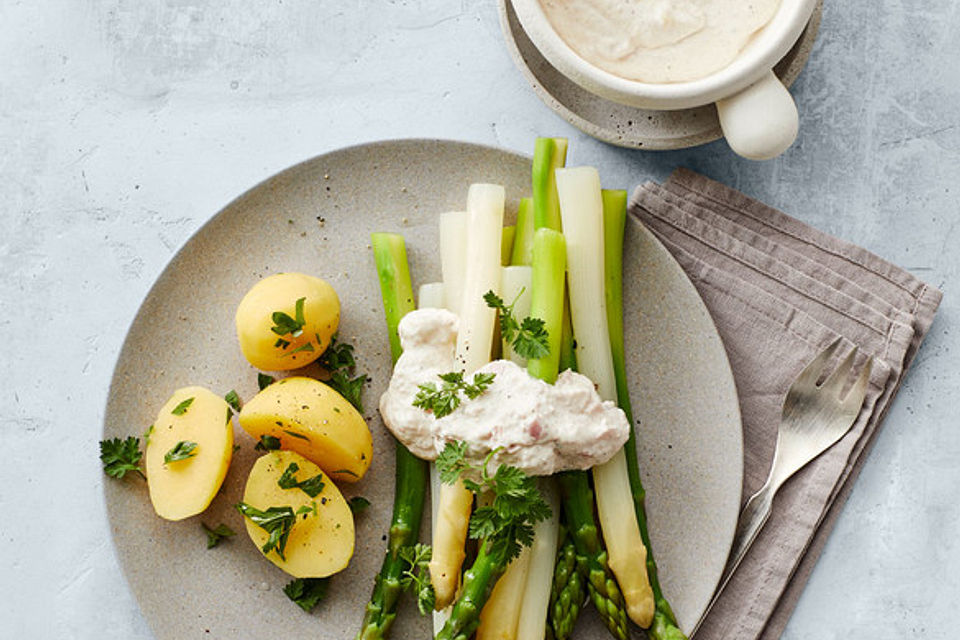 Spargel mit kalter Schinkensauce