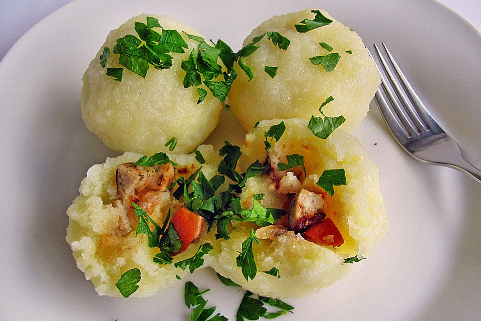 Kartoffelknödel mit Wurstfüllung