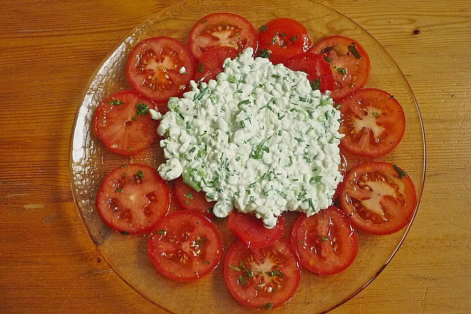 Tomatencarpaccio mit Hüttenkäse