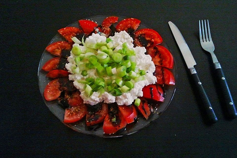 Tomatencarpaccio mit Hüttenkäse