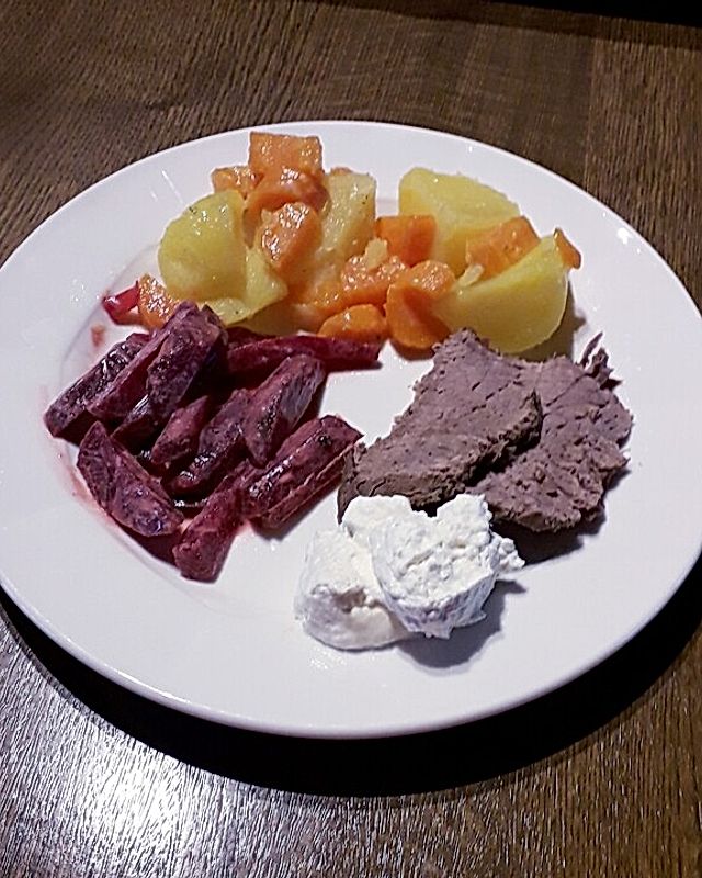 Gekochtes Rindfleisch mit Bouillonkartoffeln und Rote Bete - Salat