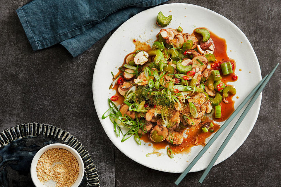 Staudensellerie - Pilz - Salat nach japanischer Art