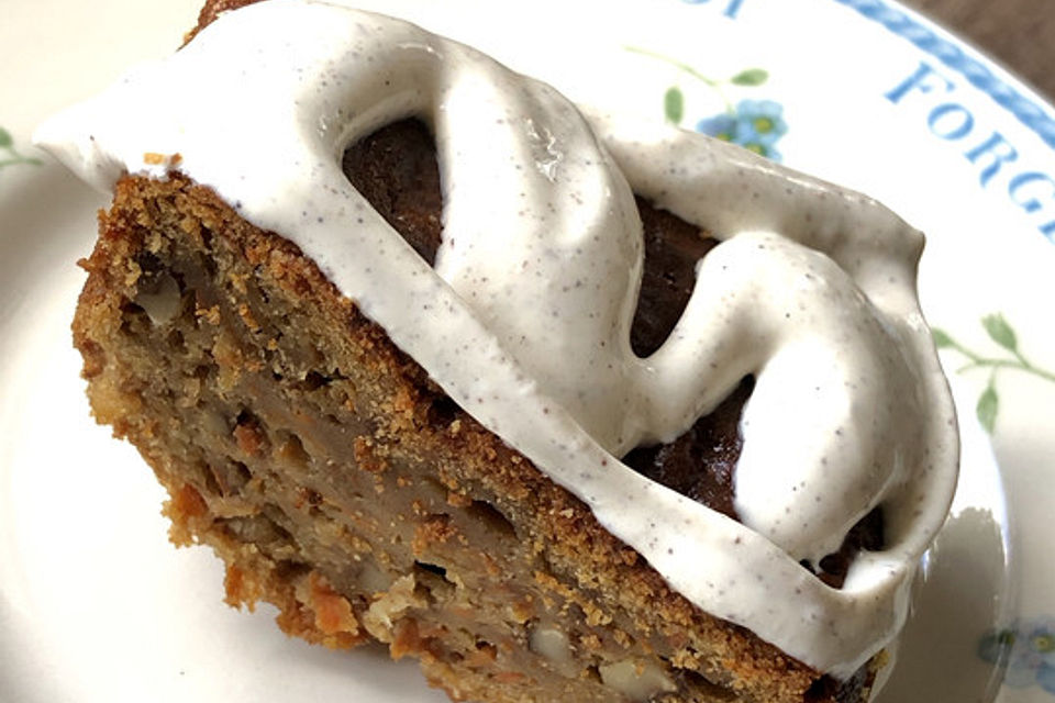 Amerikanischer Möhrenkuchen mit Ananas und Walnüssen