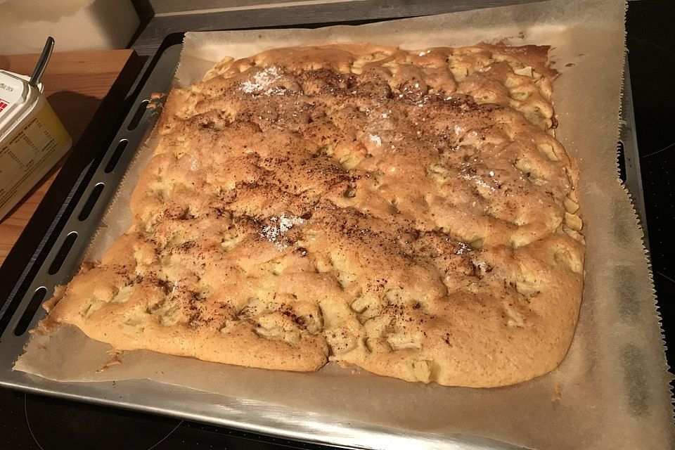 Apfelkuchen vom Blech, sehr saftig und schnell gemacht