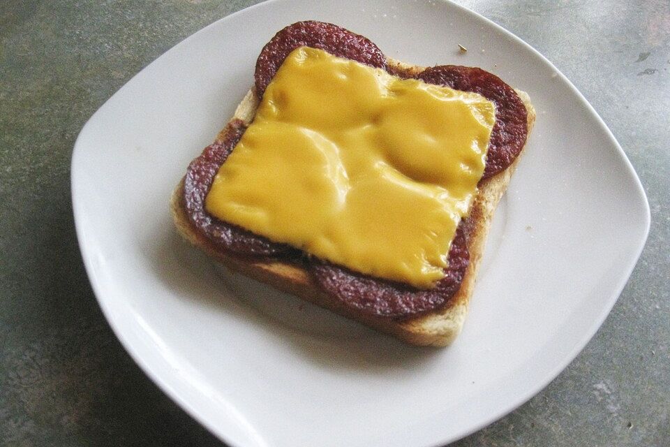 Toastbrot mit Wurst und Käse