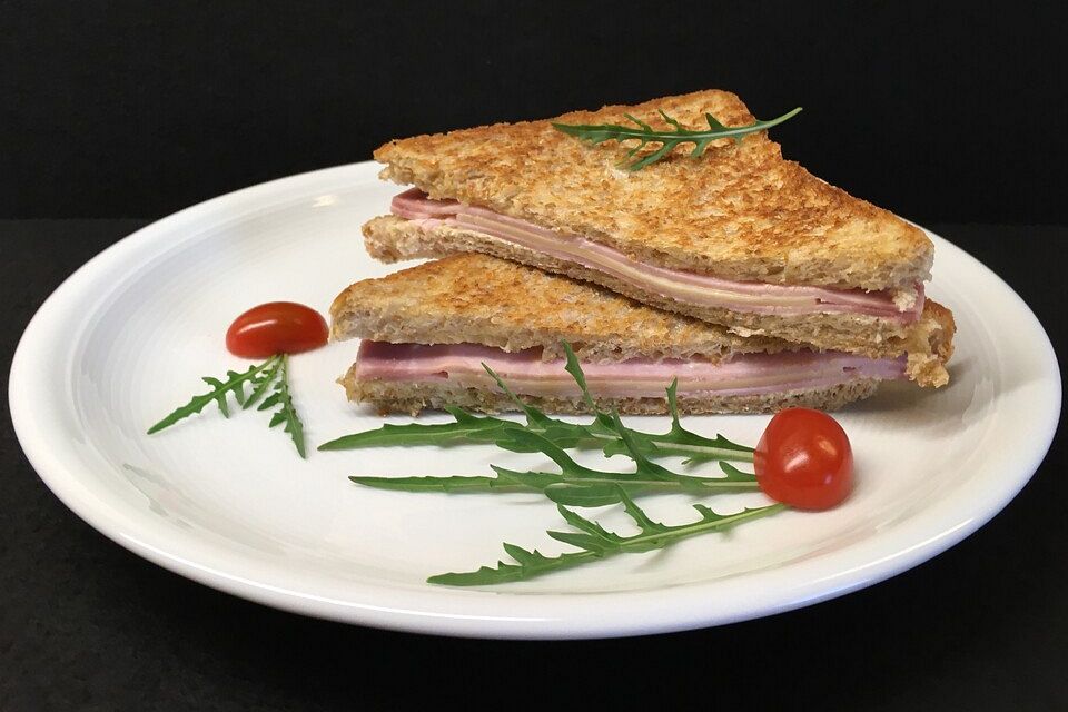 Toastbrot mit Wurst und Käse