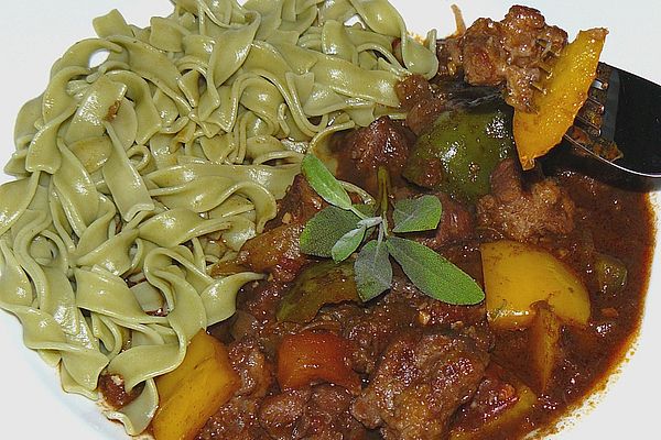 Töginger Paprika-Lamm-Gulasch aus dem Römertopf von Herta | Chefkoch