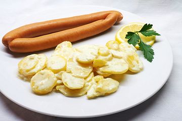 Kartoffelsalat mit Mayonnaise und Brühe